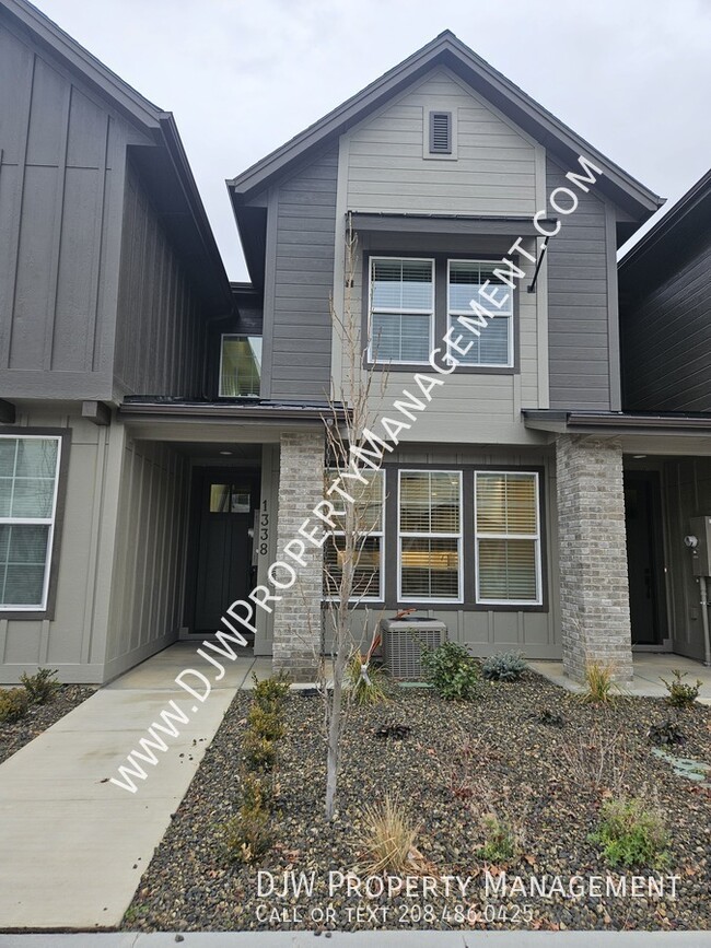 Building Photo - 1366 N Meadowglen Ave