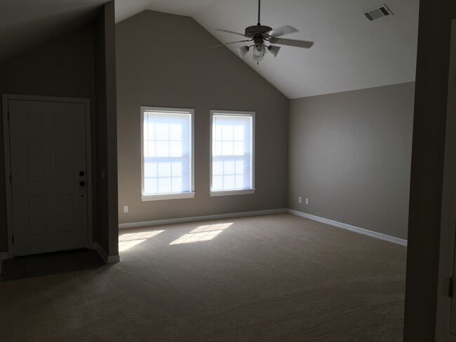 Building Photo - 38 E Saxony St