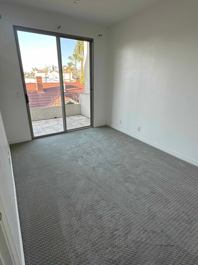 Dormitorio 1 con balcón - 1490 Essex St
