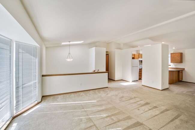 Building Photo - Spacious Granite Falls Home