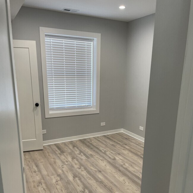 Foto del edificio - 3750 W Division St