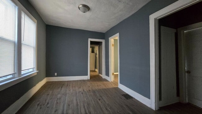 Building Photo - 3BR Single-Family Home with Basement & Off-Street Parking