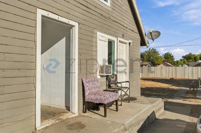 Building Photo - Unit 4