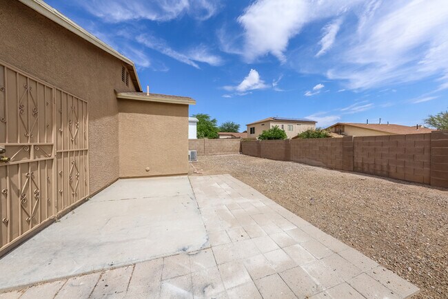 Building Photo - 3644 W Avenida Del Mar