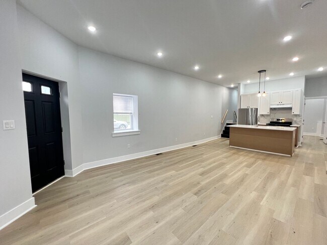 Foto del edificio - Renovated 4bd/2 bath House with Rear yard!! SECTION 8 ONLY!!