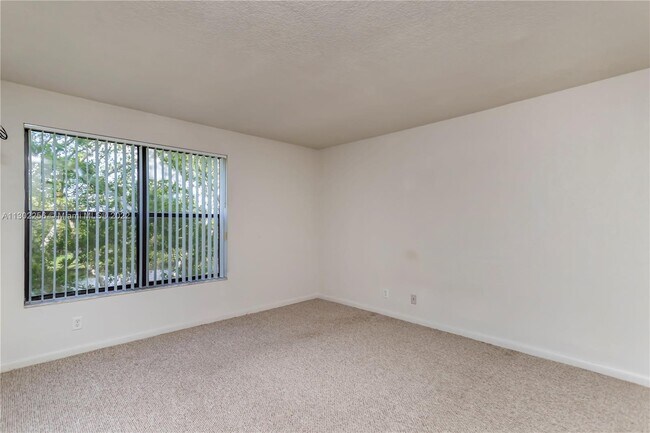 Building Photo - 2322 S Cypress Bend Dr