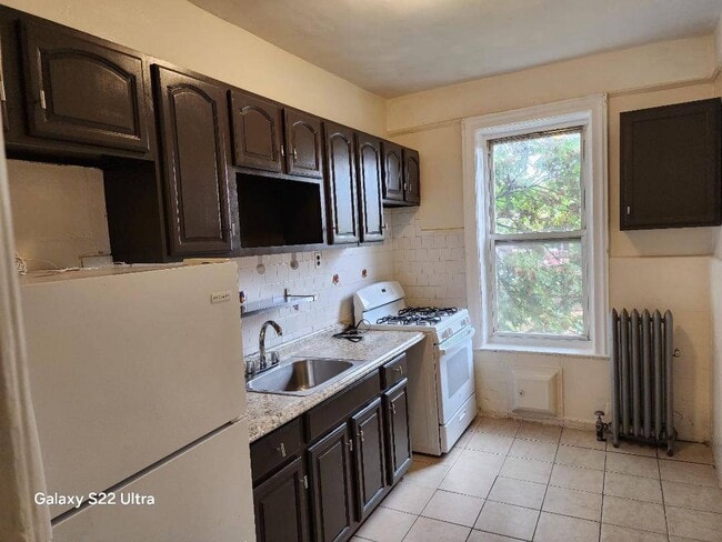Building Photo - 322 E 93rd St