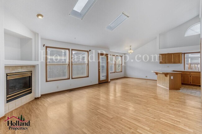 Foto del edificio - Pet-Friendly Hillsboro Home with Brand New Carpets and Fresh Paint!