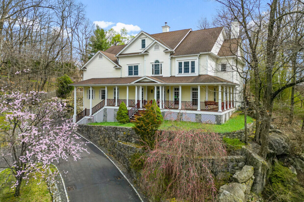Primary Photo - 5 Country Ln