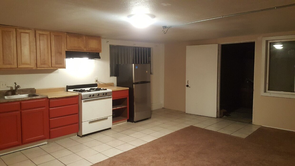 Kitchen - 1151 Geraghty Ave