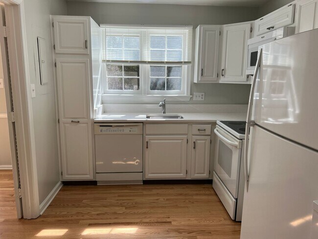 Foto del edificio - Well Appointed  and Updated Townhome in Downtown Bethesda