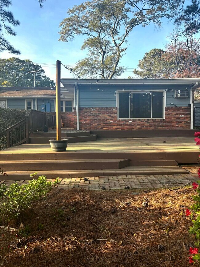 Building Photo - 339 Thole St