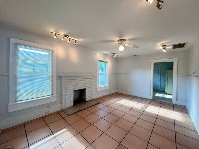 Building Photo - 2 Bedroom Plus Den/Office House For Rent -...