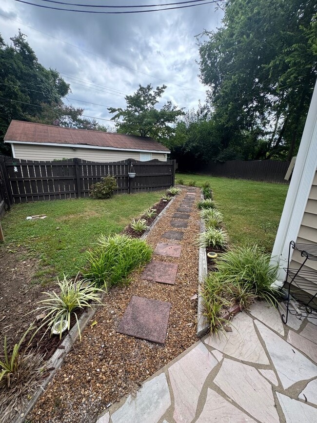 Building Photo - Knoxville 37917 - 2 bedroom, 1 bath - call Lisa Vineyard 865-216-9334
