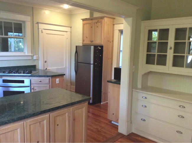 Building Photo - 2159 Kings Way