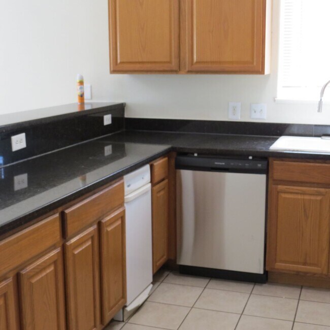 Building Photo - FREE RENT UNTIL THE END OF THE MONTH!!!