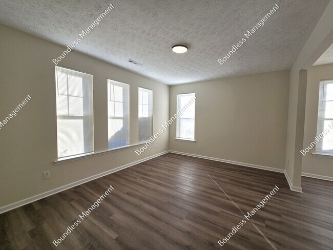 Foto del edificio - 4593 Parkway Cir