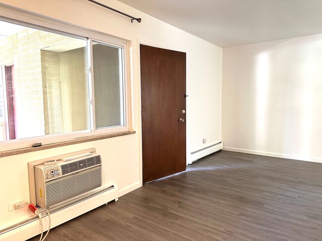 Building Photo - Spacious 1 Bed/1bath close to CU with Reserved Parking