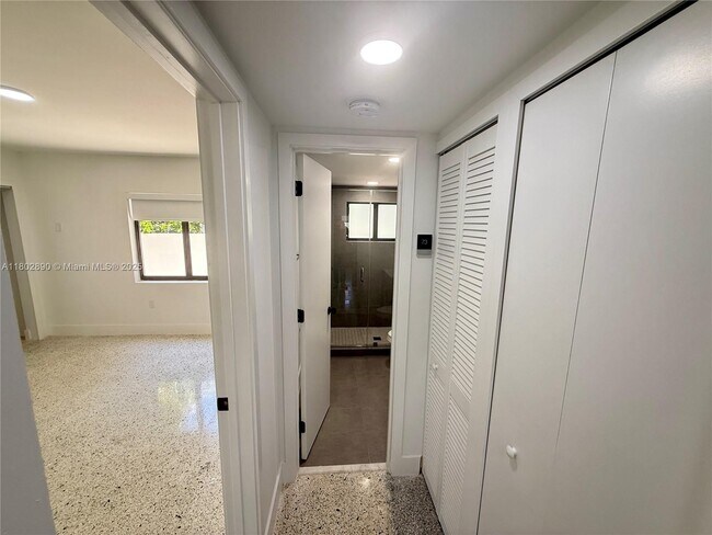 Foto del edificio - 180 NE 57th St