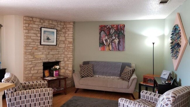 Foto del edificio - 2305 Rachael Ct