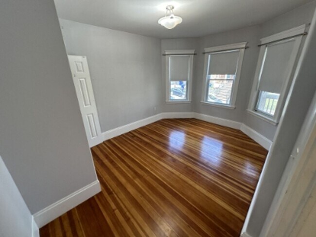 Building Photo - RENOVATED OAK SQUARE 4 BED/2 BATH WITH IN-...