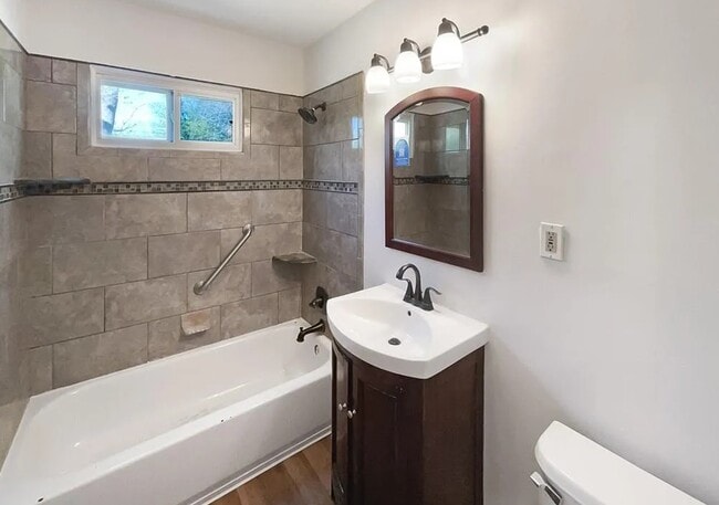 Foto del edificio - 7808 Crescent Ave