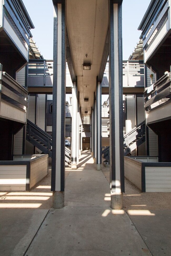 Building Photo - Great location, 2 Bedroom Condo