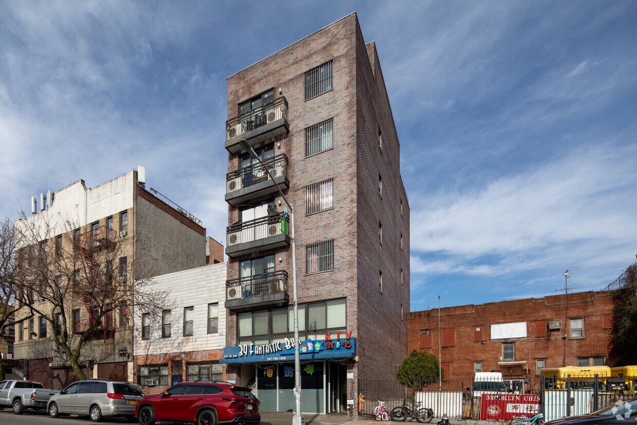 Foto principal - 3914 8th Ave