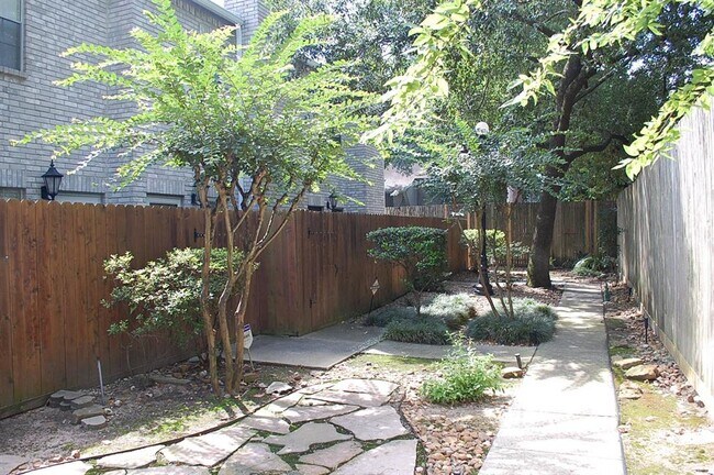 Building Photo - 17607 Red Oak Dr