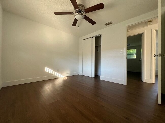 Building Photo - 9325 Goldenrod Rd