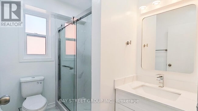 Photo du bâtiment - 859 1/2 Bathurst St