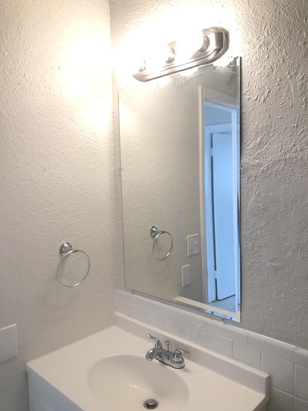 Foto principal - 1564 W Blue Heron Blvd