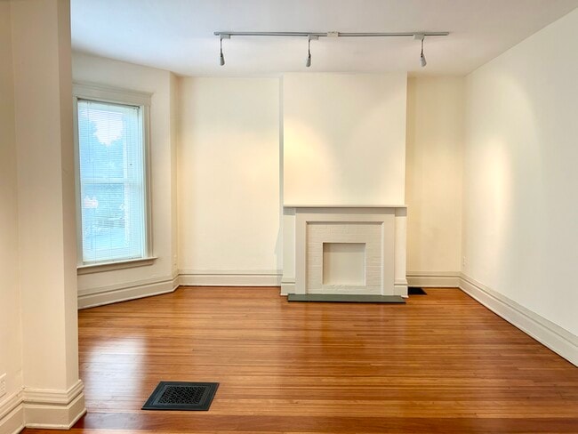 Living Room - 4351 N Hermitage Ave
