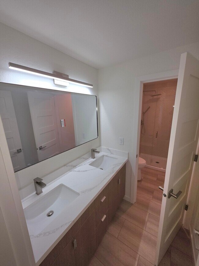 Baño principal en suite - tocador doble - 4100 Lake Washington Blvd N