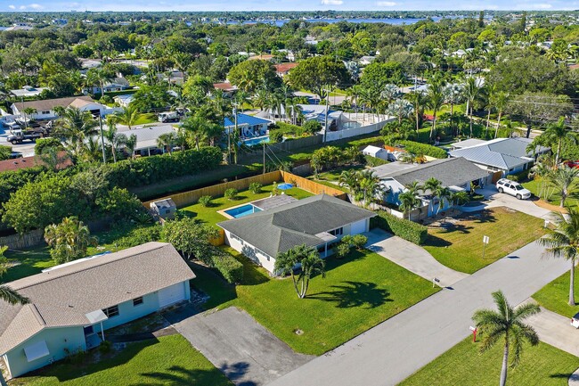 Foto del edificio - 372 Franklin Rd