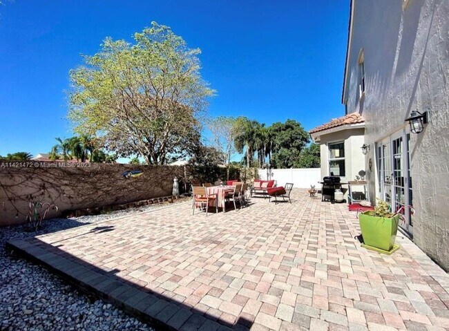 Foto del edificio - 1040 NW 185th Terrace