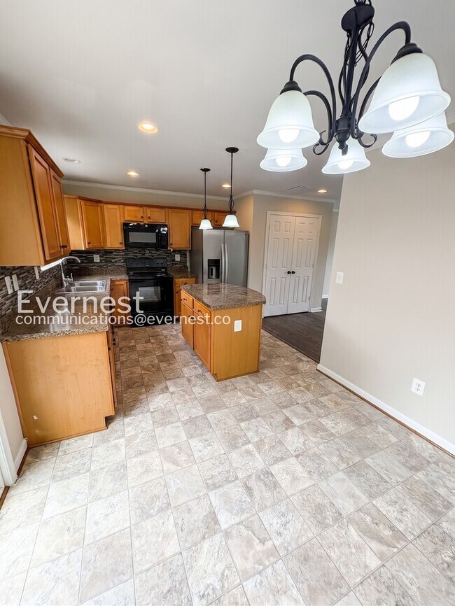 Building Photo - 4-Bed/ 4-Bath Town Home/Available Now!