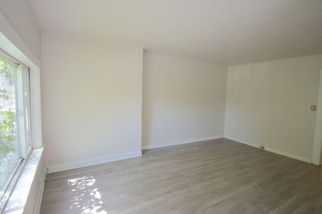 Building Photo - Updated Two-Bedroom House with Yard in Fremont!