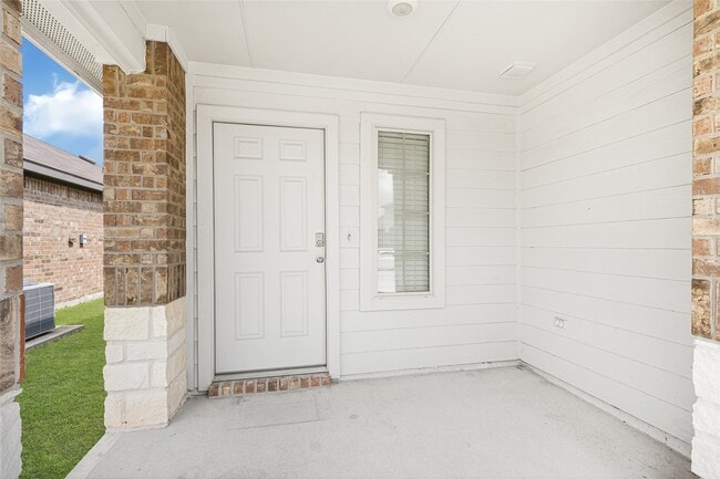 Building Photo - 2334 Spruce Clf Ln