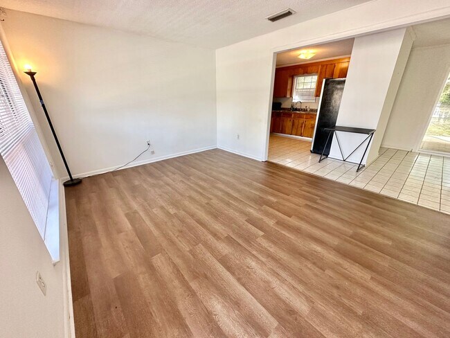Building Photo - 148 Salvadore Drive Crestview, FL 32536