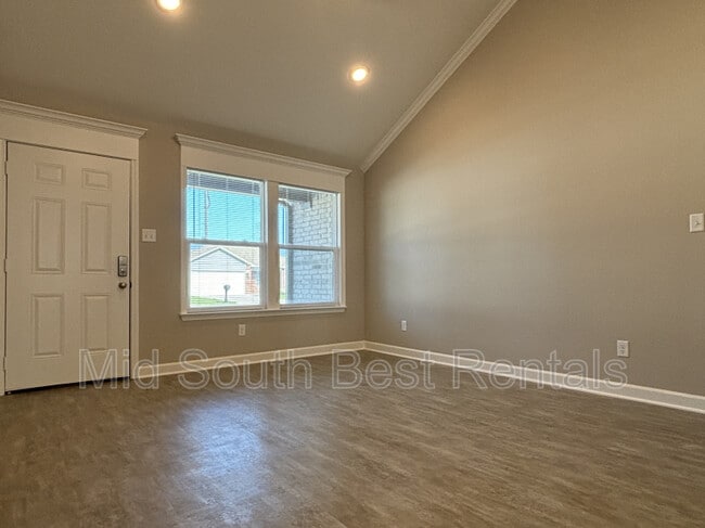 Building Photo - 104 Magnolia Ct