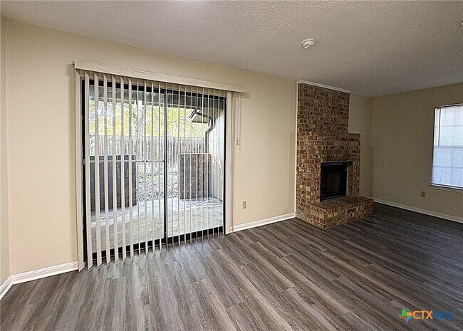 Building Photo - 3901 Hereford Ln