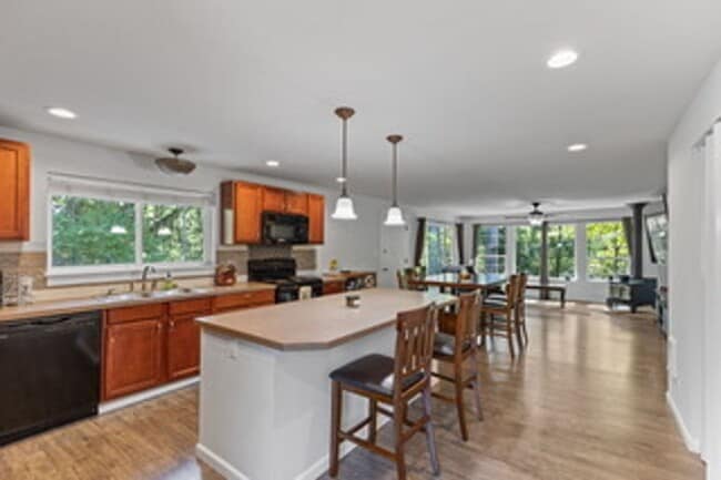 Building Photo - Charming Retreat Amidst Evergreens - 2 Bed...