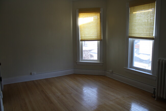 bedroom - 527 N Broad