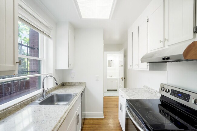 Foto del edificio - Charming 4 Bed, 2 Bath Town Home in Prime ...