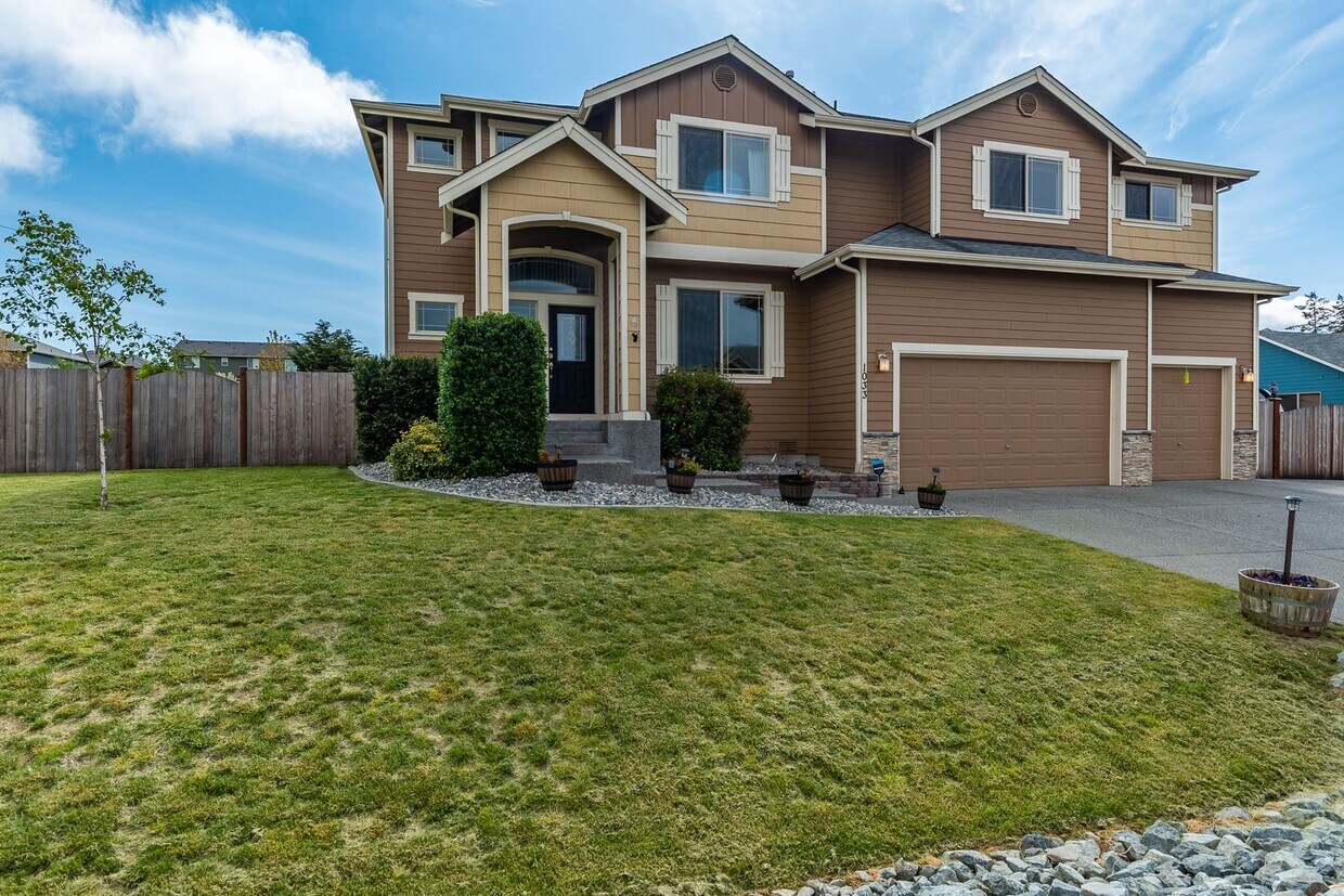 Primary Photo - 4 Bedroom House in Gated Community