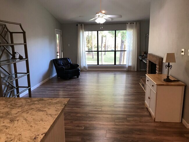 Wide open dining room with cathedral ceiling - 15661 Lakeway Dr