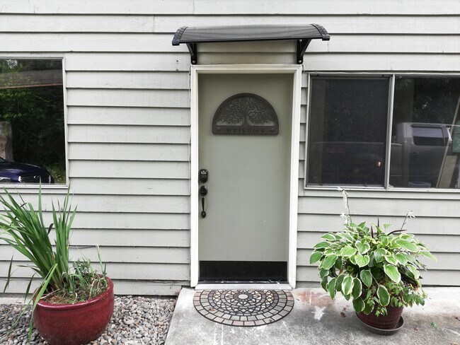 Entrada privada con entrada codificada sin llave. - 19918 Damson Rd