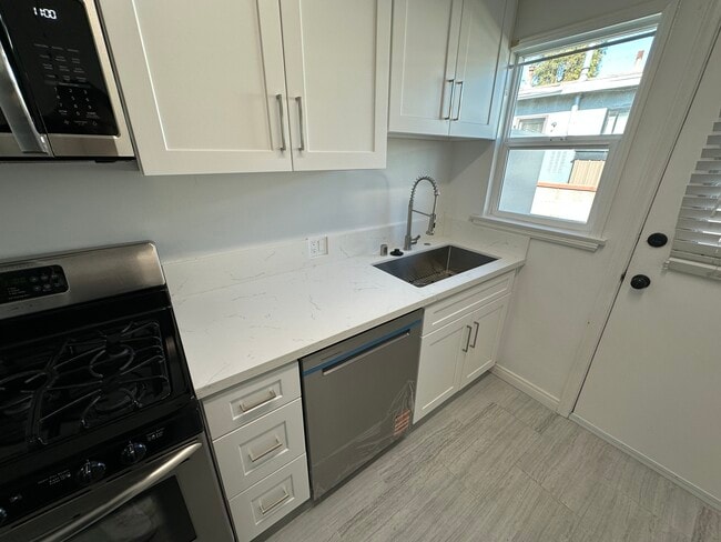 Foto del edificio - 2666 N Frederic St