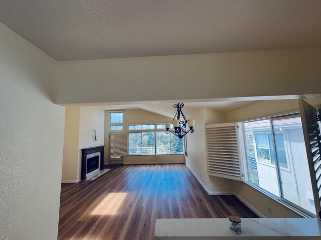 Foto del edificio - 6120 Lakeview Cir